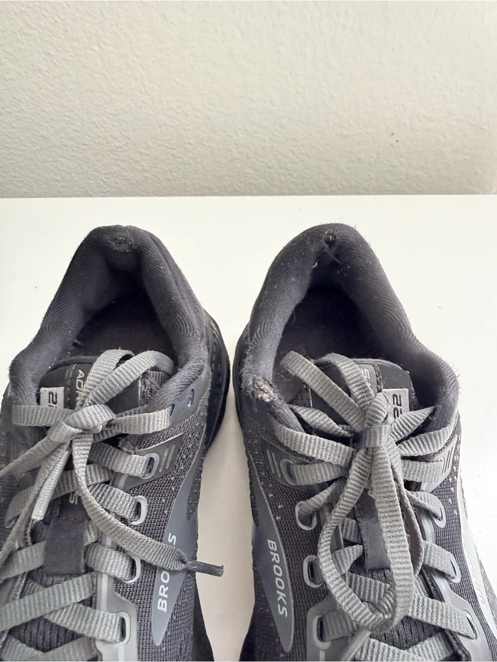 Brooks women size 7.5 Adrenaline GTS 22 Black and Dark Gray Running Shoes